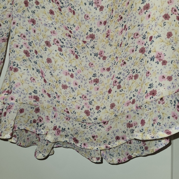 ASTR The Label Cream/Pink/Lavender Ruffle Neck/Hem Crop Top Size M Ruched Cuffs - Picture 8 of 12